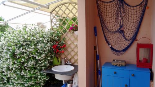 een badkamer met een wastafel en een bloemenstruik bij La Casa dei Limoni in Genua