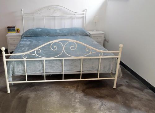 ジェノヴァにあるLa Casa dei Limoniの白いベッドフレームが備わる客室のベッド1台分です。