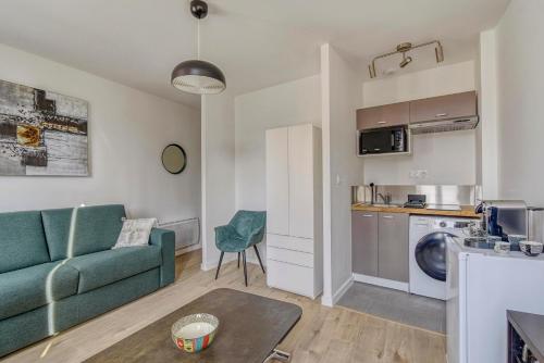 un salon avec un canapé et une cuisine dans l'établissement Tolosa, à Toulouse