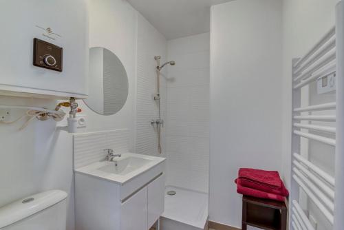 une salle de bain blanche avec un lavabo et des toilettes dans l'établissement Tolosa, à Toulouse