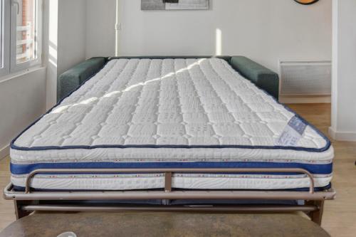 - un matelas sur un cadre de lit dans une chambre dans l'établissement Tolosa, à Toulouse