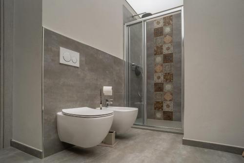 a bathroom with a toilet and a sink and a shower at Vitae di Langa in Grinzane Cavour