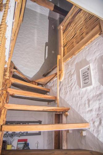 un conjunto de escaleras de madera en una habitación en Placówka - całoroczny dom wakacyjny en Wydminy