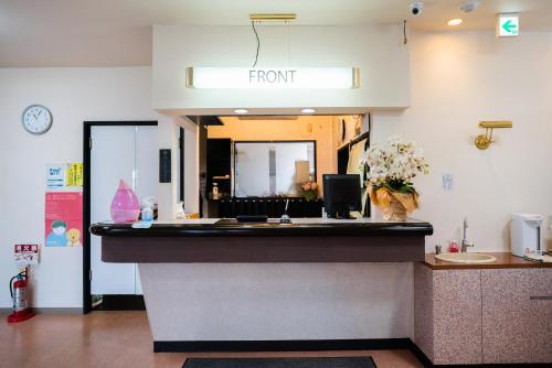 MinamisoumaTabist Hotel Daimu Minami-Souma的商店的前台,带镜子