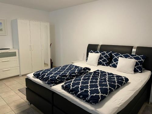 1 dormitorio con 1 cama grande con sábanas azules y blancas en Ferienwohnung Casa Mia, en Leimen