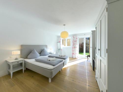 1 dormitorio con cama, mesa y ventana en GardenLodge en Garmisch-Partenkirchen