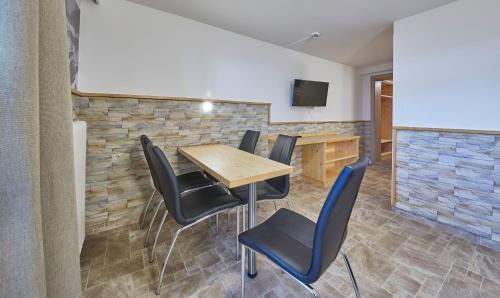 a conference room with a wooden table and chairs at Ski & Bike Appartements Forsthaus in Saalbach Hinterglemm