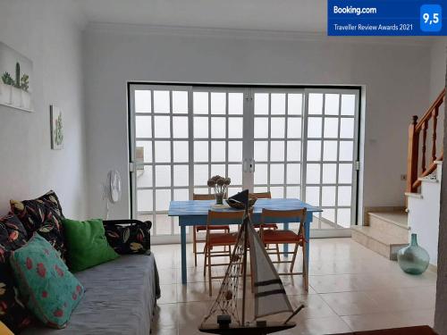 ein Wohnzimmer mit einem Sofa und einem Tisch in der Unterkunft Riegos de Lino in Barlovento