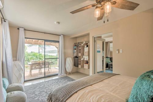 Un dormitorio con una cama y una puerta corrediza de vidrio. en Culebra Bungalow with Bay Views and Modern Amenities!, en Culebra