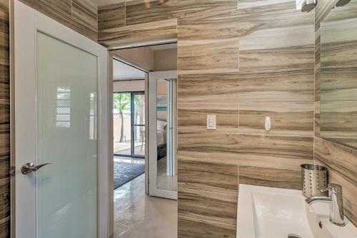 baño con paredes de madera, lavabo y espejo en Culebra Bungalow with Bay Views and Modern Amenities!, en Culebra