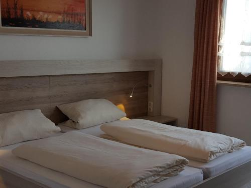 2 nebeneinander sitzende Betten in einem Schlafzimmer in der Unterkunft Landgasthof Zur Linde in Riedenburg
