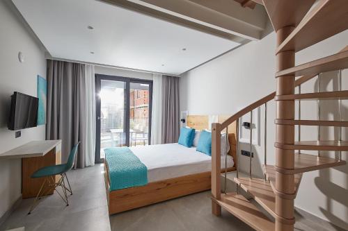 ein Schlafzimmer mit einem Etagenbett und einer Treppe in der Unterkunft Albatros Luxury Suites in Nea Vrasna