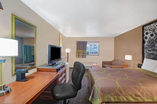 Televisyen dan/atau pusat hiburan di Super 8 by Wyndham Fort Madison