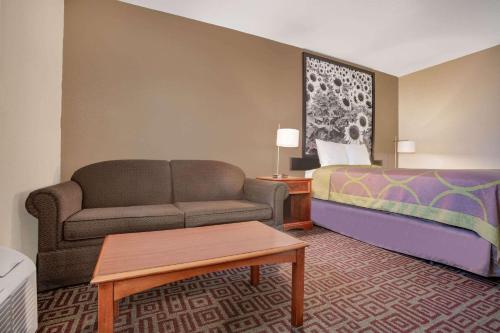 Ruang duduk di Super 8 by Wyndham Fort Madison