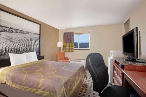 Televisyen dan/atau pusat hiburan di Super 8 by Wyndham Fort Madison