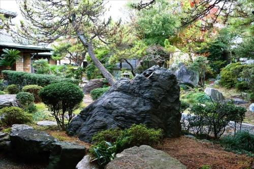 a rock in the middle of a garden at Ryokan Karasawa in Kanazawa