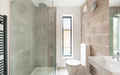 Ванная комната в The Bethnal Green Escape - Modern & Bright 1BDR Apartment