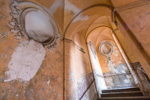 an old room with a door and a window at La Gatta Cenerentola Rooms in Naples