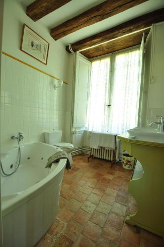 Salle de bains dans l'établissement Château du Plessis - Anjou