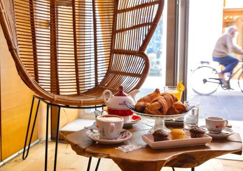 uma mesa com uma tigela de croissants e chávenas de café em Welchome Charming House em Caserta