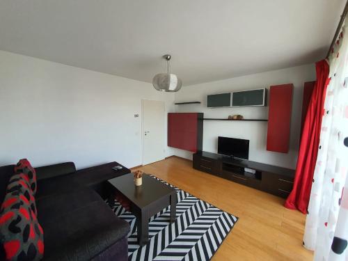 uma sala de estar com um sofá e uma mesa em Apartment Richy Brasov em Brasov