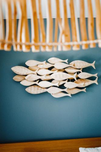 a leaf wall decoration on a blue wall at QC Hotel Quartier Chiemsee in Seebruck