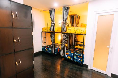 a room with a closet with two bunk beds at Thung Lũng Mơ - Dream Valley in Khu Chi Lăng