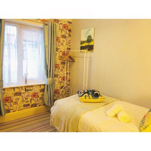 Postel nebo postele na pokoji v ubytování Rhos on sea home
