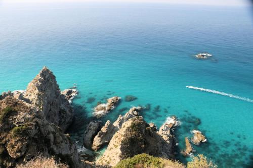 a view of the ocean from a cliff at Case di Berto in Capo Vaticano