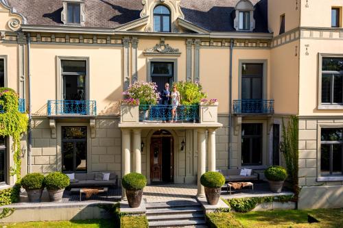 people standing on the balcony of a house at Landgoed Kasteel de Hoogenweerth in Maastricht