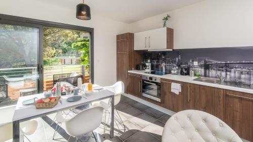 une cuisine avec une table et des chaises et une fenêtre dans l'établissement You & Me avec Balcon et parking privé, à Sarlat-la-Canéda