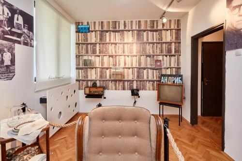 een woonkamer met een grote muur van boeken bij Hotel Moravica in Soko Banja