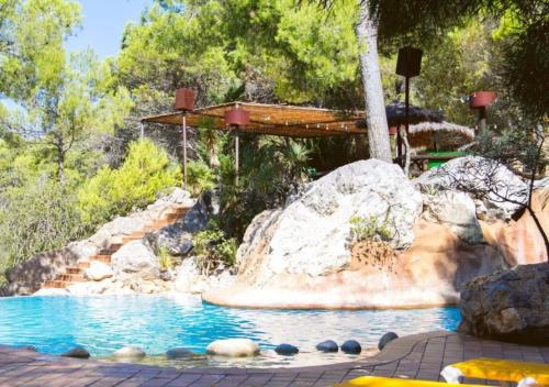 una piscina con cascada en un complejo en Castell Montgri - Mobile Homes by Lifestyle Holidays, en L'Estartit