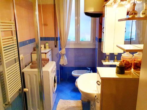 een badkamer met een toilet en een wastafel bij Lessona House in Milaan
