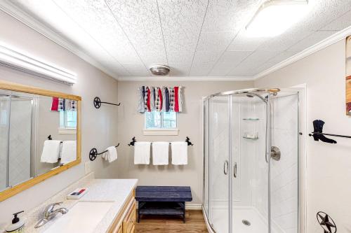 Ein Badezimmer in der Unterkunft Cottonwood Cottage on Lake LBJ