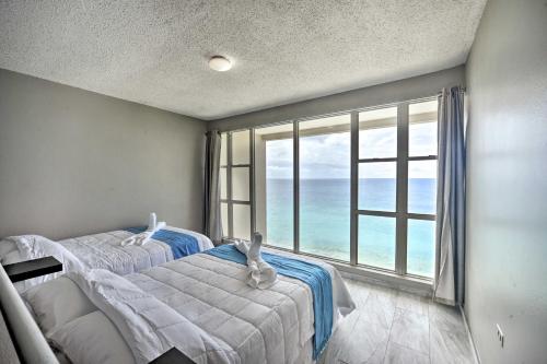 Rincon Penthouse Steps to Private Beach Oasis! في رينكون: غرفة نوم بسريرين ونافذة كبيرة
