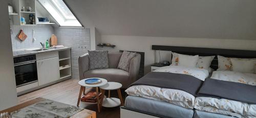 ノルダーナイにあるFerienhaus Berghausの小さなベッドルーム(ベッド1台付)、キッチンが備わります。