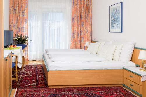 Tempat tidur dalam kamar di Gästehaus Plank