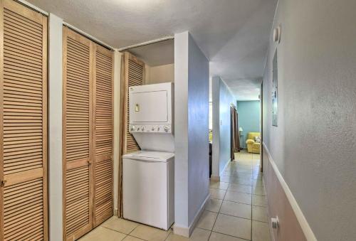 cocina con nevera blanca en el pasillo en Heavenly Aguadilla Condo with Infinity Pool and Views!, en Aguadilla