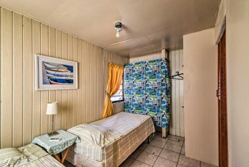 Una pequeña habitación con dos camas y una ventana. en Culebra Apt with Lanai, Walk to Ensenada Honda Bay!, en Culebra