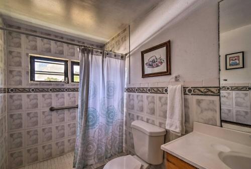 Un baño con ducha, inodoro y lavabo. en Culebra Apt with Lanai, Walk to Ensenada Honda Bay!, en Culebra