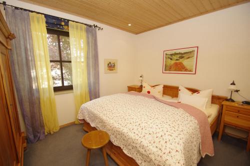 Tempat tidur dalam kamar di Ferienstudios Familie Harnier