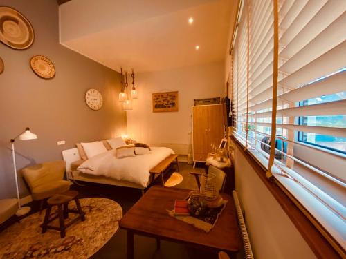 - une chambre avec un lit et une fenêtre dans l'établissement B&B Zen, à Lage Zwaluwe