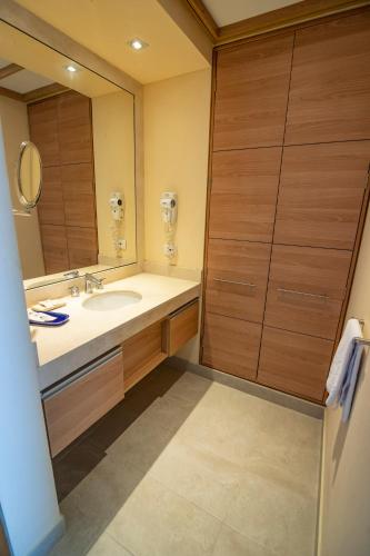 a bathroom with a sink and a mirror at Zuana Beach Resort in Santa Marta