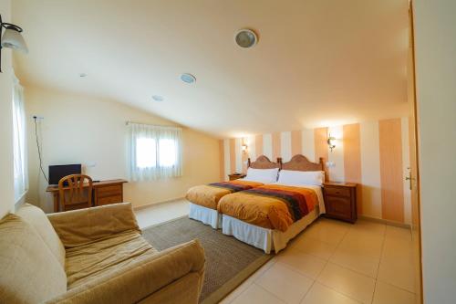 Un pat sau paturi într-o cameră la Hotel Rural La Consulta De Isar