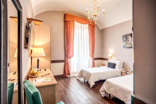 ローマにあるホテル サンバレンチノのベッド2台と窓が備わるホテルルームです。