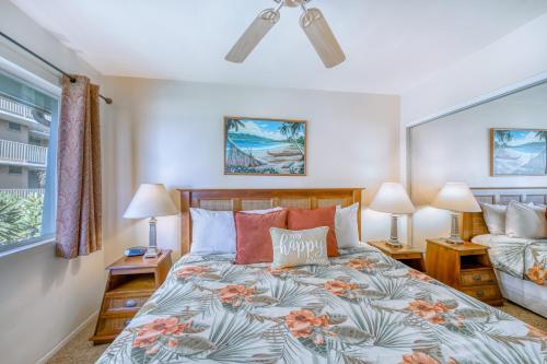 1 dormitorio con 1 cama y 2 lámparas en Kihei Kai 12, en Kihei
