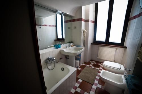 een badkamer met een bad, een toilet en een wastafel bij Villa Forti in Castel Gandolfo