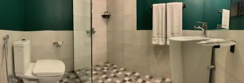 Et badeværelse på LOKAL Rooms x Gulberg