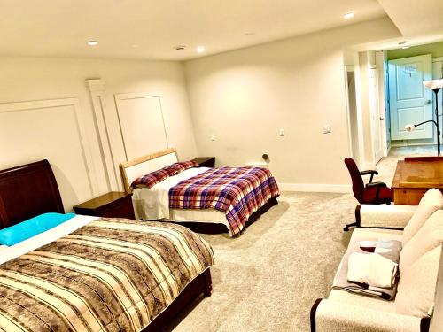a bedroom with two beds and a couch at Deluxe House in Surrey